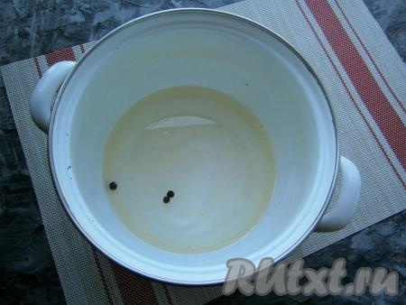 Для приготовления маринада в кастрюлю влить воду, растительное масло и уксус, добавить соль, сахар, горошины чёрного перца, поставить на огонь.