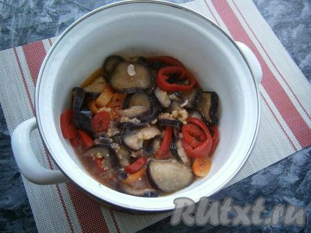 Накрыть кастрюлю крышкой, довести до кипения и варить баклажаны с перцем на небольшом огне около 20&nbsp;минут, периодически перемешивая.