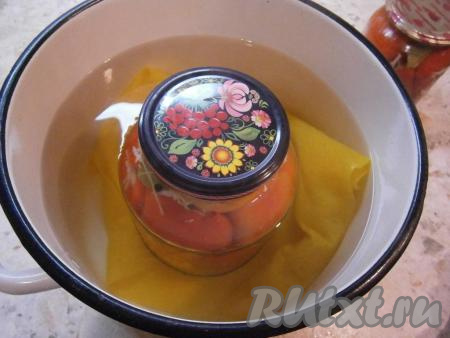 Залить кипящим маринадом перец в банках, накрыть прокипячёнными крышками. Довести до кипения воду в большой кастрюле, на дно которой поместить тряпочку, сложенную в несколько раз. Аккуратно поставить в кипящую воду банки с перцами. Стерилизовать заготовку  минут 15 с момента закипания воды.&nbsp;