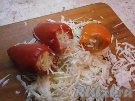 Остывший перец нафаршировать капустой.