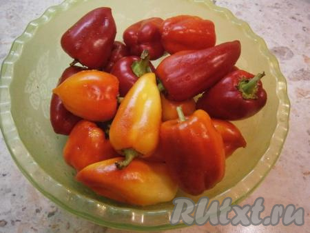 Вымыть болгарский перец.