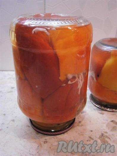 Далее банки с перцем закрутить, перевернуть и укутать до полного остывания.