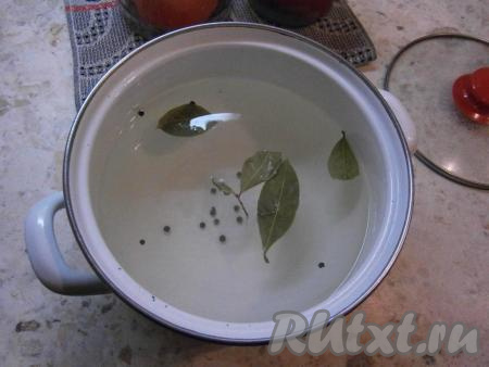 Для того чтобы приготовить маринад, в кастрюлю нужно влить 1 литр воды, отправить на огонь и дать закипеть, затем всыпать сахар и соль, добавить горошинки чёрного перца и лавровые листья, влить уксус. Дать маринаду ещё раз закипеть.