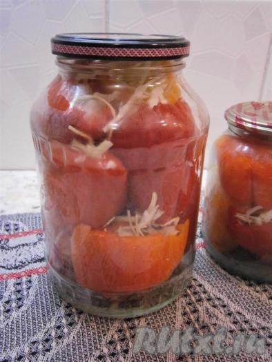 Сложить перец, фаршированный капустой, срезом вверх поплотнее в простерилизованные банки.