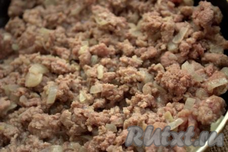 Фарш с луком обжаривать на среднем огне, постоянно помешивая и разбивая комочки, до изменения цвета мяса (примерно, 5-7 минут), приправить специями по вкусу и посолить.