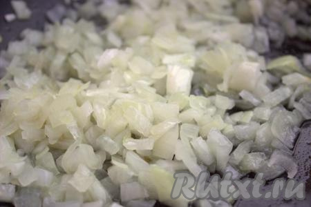 Мелко нарезать очищенный лук и выложить в сковороду, разогретую с растительным маслом. Обжаривать лук, помешивая, на среднем огне в течение 2-3 минут (до мягкости).