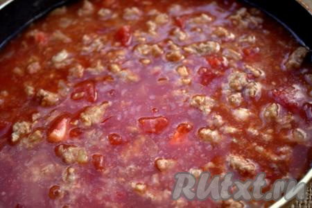 В сковороду к фаршу и овощам влить томатную пасту, разведённую в воде. Если нужно, ещё раз посолить и приправить по вкусу любимыми специями. Перемешать, довести соус с фаршем до кипения, уменьшить огонь, накрыть сковороду крышкой и готовить, примерно, 10-15&nbsp;минут (до желаемой густоты).