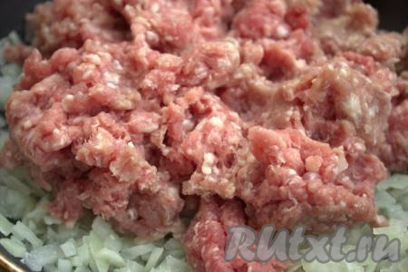 В сковороду с обжаренным луком выложить фарш.
