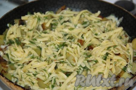 Выложить сырно-яичную массу поверх картофеля.