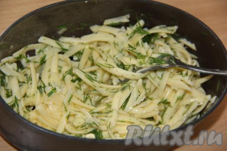 Перемешать сырно-яичную массу.&nbsp;