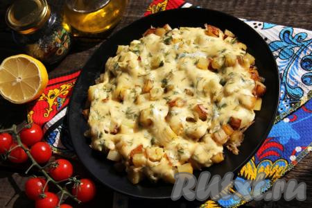 Закрыть сковороду крышкой и томить блюдо на медленном огне в течение 10 минут. Вот такая аппетитная картошка, жареная с сыром и яйцом,&nbsp;у нас получилась. Подать картошечку в горячем виде!