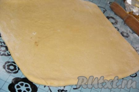 Хорошо обмять готовое тесто и на столе (или на силиконовом коврике), припылённом мукой, раскатать в пласт размером, приблизительно, 40 на 40 см.&nbsp;