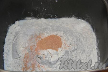 Всыпать в ведёрко муку.&nbsp;Соль и дрожжи&nbsp;разложить по разным углам хлебопечки. Выставить режим "Замес теста"&nbsp;на 1,5 часа. Если замес делать руками, то развести в тёплом молоке (температура молока не более 40 градусов) дрожжи и оставить на 15 минут для подхода опары (до появления пенной "шапочки"). В подошедшую опару добавить яйца, соль, ванильный сахар, сахар и мягкое масло. Перемешать, всыпать муку. Замесить нежное, приятное в работе, мягкое тесто, оставить его в миске в тёплом месте на 1,5 часа.