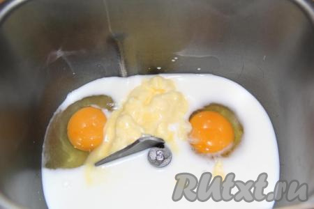 Я сделала замес теста в хлебопечке, для этого нужно влить в ведёрко тёплое молоко, выложить мягкое масло (для того чтобы масло стало мягким, заранее достаньте его из холодильника) и вбить яйца, добавить ванильный сахар и сахар.