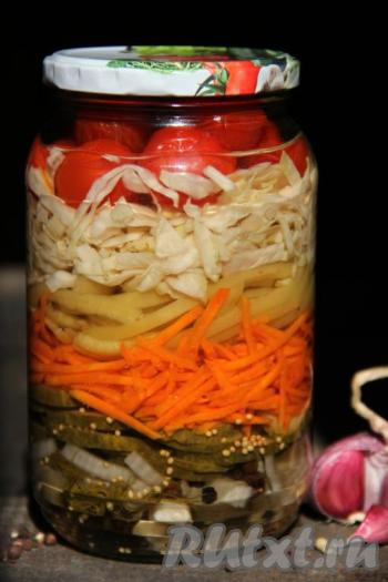 Овощное&nbsp;ассорти с белокочанной капустой, огурцами, перцем и помидорами смотрится очень аппетитно, да и получается очень вкусным. Зимой открыть баночку такой домашней заготовки будет очень приятно!