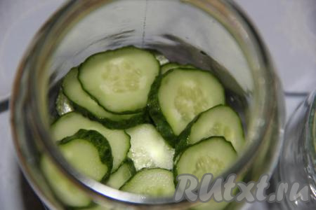 Огурчики вымыть, нарезать на кружочки и выложить поверх лука.