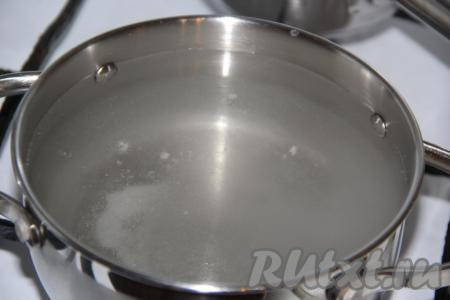 Теперь нужно сварить маринад, для этого нужно влить воду в кастрюлю, всыпать сахар и соль, довести до кипения (сахар и соль должны полностью раствориться), влить уксус.