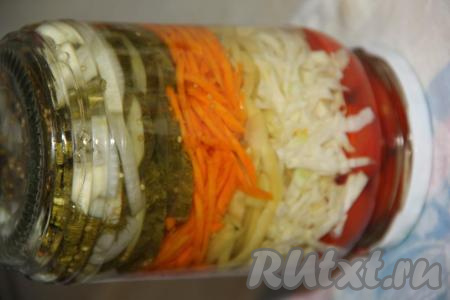 Достать банки из кастрюли и закрыть (закатать) крышками. Перевернуть баночки с ассорти кверху дном, укутать в одеяло и дать им полностью остыть, а затем убрать в погреб (или кладовку).