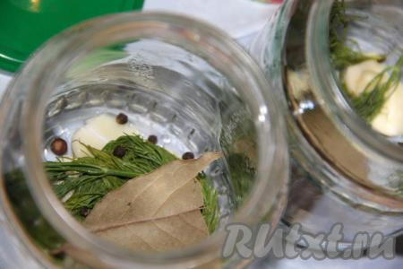 Огурчики залить холодной водой и дать полежать пару часов, затем хорошо вымыть. Банки вымыть, а затем простерилизовать удобным для вас способом. Крышки нужно прокипятить минут 5 с момента закипания воды. На дно каждой простерилизованной банки выложить 5 горошин чёрного перца, веточку (или зонтик) укропа, 1 лавровый листик, 1 горошину душистого перца и 2 очищенных зубчика чеснока.&nbsp;
