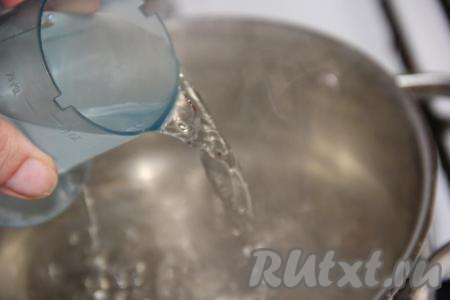 Теперь приготовим маринад, для этого нужно соединить в кастрюле воду, соль и сахар, отправить на огонь. Когда вода закипит (кристаллы сахара и соли должны полностью раствориться), снять кастрюлю с огня и влить уксус.