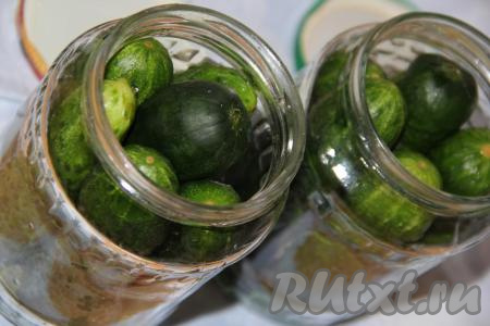 Огурчики утрамбовать в банки.