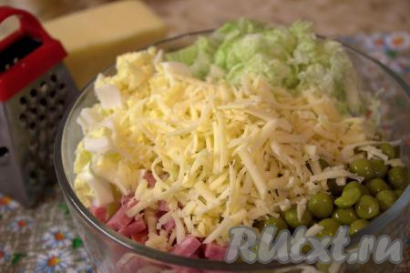 Сюда же добавить сыр твёрдых сортов, натёртый на средней тёрке.