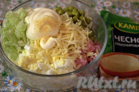 Затем добавить майонез и гранулированный чеснок (гранулированный чеснок можно заменить на 1-2 зубчика свежего чеснока, пропущенного через пресс).