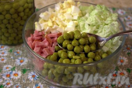 В салатнике соединить нарезанные яйца, пекинскую капусту и копчёную колбасу, добавить горошек, предварительно слив с него жидкость.