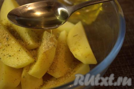 Тщательно перемешать картофель, чтобы каждая долька была покрыта специями. Затем в миску к картофелю с приправами влить оливковое (или растительное) масло.