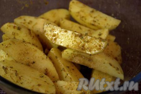 Ещё раз перемешать, чтобы каждая долька картофеля была покрыта маслом и специями.