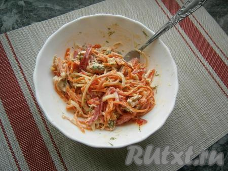 Салатик посолить и немного поперчить, а затем тщательно перемешать.