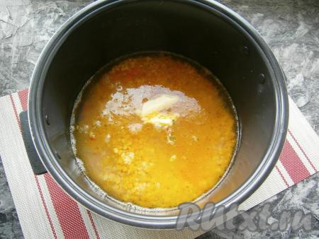 Далее высыпать в чашу горох, влить горячую воду, добавить соль, специи и сливочное масло.