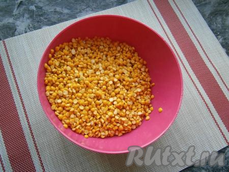 Горох хорошо промыть водой. Очистить и вымыть морковь и лук.