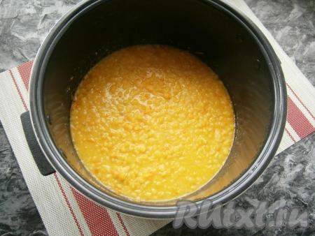 Закрыть крышку мультиварки и выставить программу "Молочная каша" на 55 минут. Во время варки гороховую кашу можно не перемешивать.&nbsp;По окончании программы, уже готовую кашу, перемешать. По консистенции каша будет жидковатой - так и должно быть, позже она настоится и загустеет.