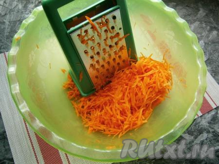 Далее, по желанию, можете морковку натереть на крупной тёрке.