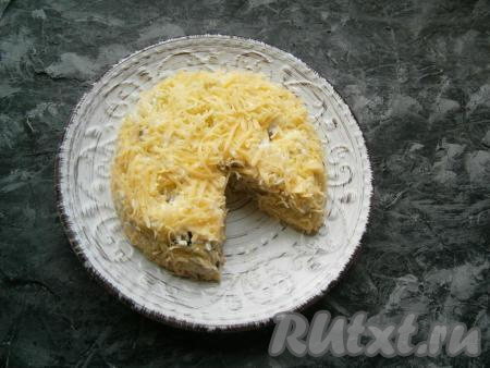 Покрыть весь салат и сверху, и с боков натёртым на средней (или мелкой) тёрке сыром. Острым ножом отрезать треугольный кусочек салата (как режете торт).