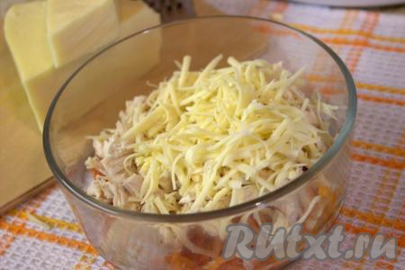 В салат из болгарского перца, куриного мяса и корейской морковки добавить сыр, натёртый на средней тёрке.