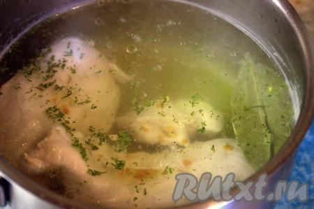 В кастрюлю подходящего размера влить холодную воду, довести на огне до кипения, затем аккуратно выложить промытое куриное филе. Посолить воду, добавить лавровый лист, приправить по вкусу и, доведя до кипения, уменьшить огонь&nbsp;до минимума, варить филе до готовности (примерно, 25 минут). Готовность куриного мяса проверить, вытащив из бульона кусочек и разрезав&nbsp;его вдоль. Если мясо однородного светло-серого&nbsp;цвета - значит готово.