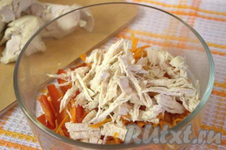После варки куриное филе вынуть из бульона, остудить и тонко нарезать (или разорвать на волокна). Добавить курицу в миску к болгарскому перцу и моркови.