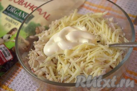 Положить в салат майонез и перемешать. Дополнительно подсолить и приправить, если необходимо.