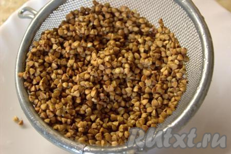 Гречку перебрать, хорошо промыть.