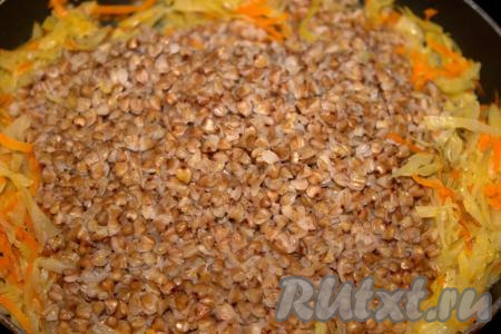 Выключить огонь и томить капусту с гречкой под закрытой крышкой ещё 10-15 минут.&nbsp;