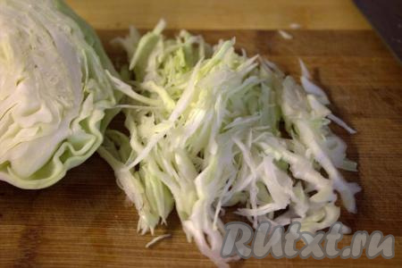 Белокочанную капусту вымыть, снять верхние грязные листья. Затем капусту тонко нашинковать.
