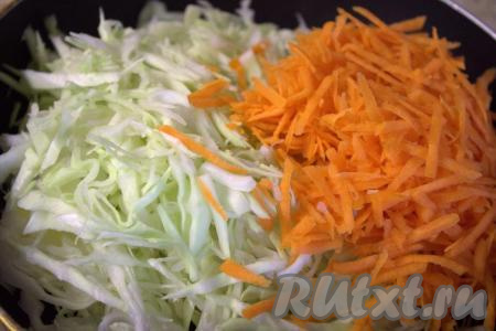 Сковороду с высокими бортиками хорошо разогреть, влить две столовые ложки растительного масла и выложить нарезанную капусту и натёртую морковь.