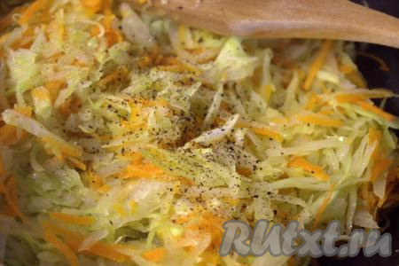 Обжаривать капусту&nbsp;и морковь, прикрыв сковороду крышкой, на среднем огне, периодически помешивая, примерно, 5-7 минут. Посолить и посыпать специями по вкусу.