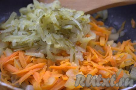 Добавить огурцы в сковороду к луку и моркови, обжаривать на медленном огне 3-4 минуты, не забывая помешивать.