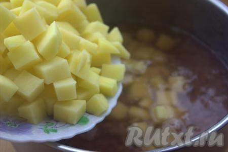 Как только перловка станет мягкой, добавить в кастрюлю нарезанный картофель и варить картошку с перловкой 10-15 минут.