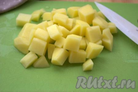 Пока варится перловая крупа, картофель вымыть, очистить от кожуры и нарезать средними кубиками.