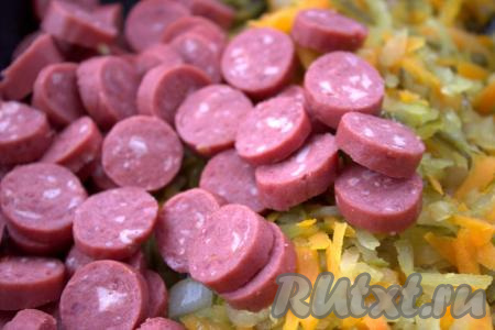 Копчёную&nbsp;колбасу&nbsp;(или любые другие колбасные изделия) произвольно нарезать. Я нарезала колбаску кружочками. Добавить колбасу в сковороду к обжаренным овощам и солёным огурцам.