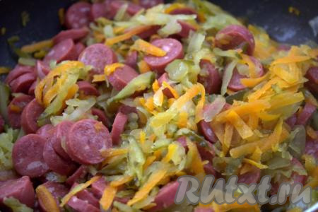 Хорошо перемешать и тушить&nbsp;колбаску с луком, морковью и солёными огурцами, примерно, 5 минут на среднем огне, иногда перемешивая.